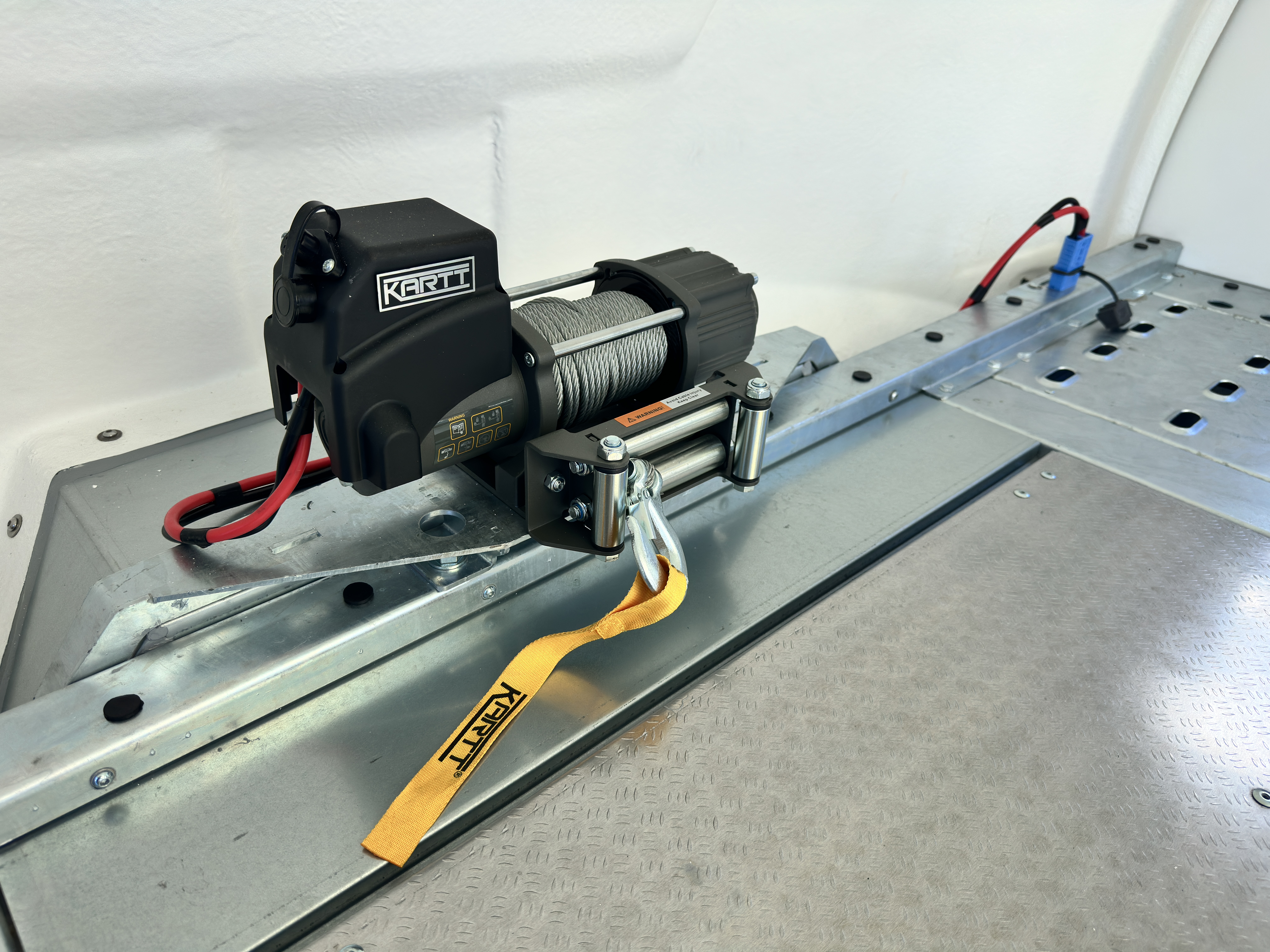 Uzavřený autopřepravník RACE SPORT 33